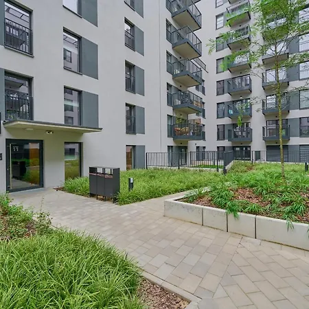 Stylish Madalinskiego With Garden Terrace And Free Garage By Renters Apartamento *